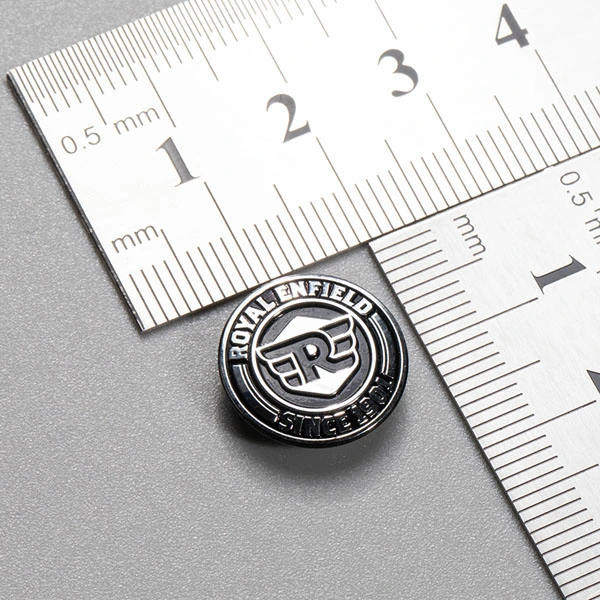 Luxusmarken-Abzeichen mit 3D-Nickel-Logo und erhabenem Logo