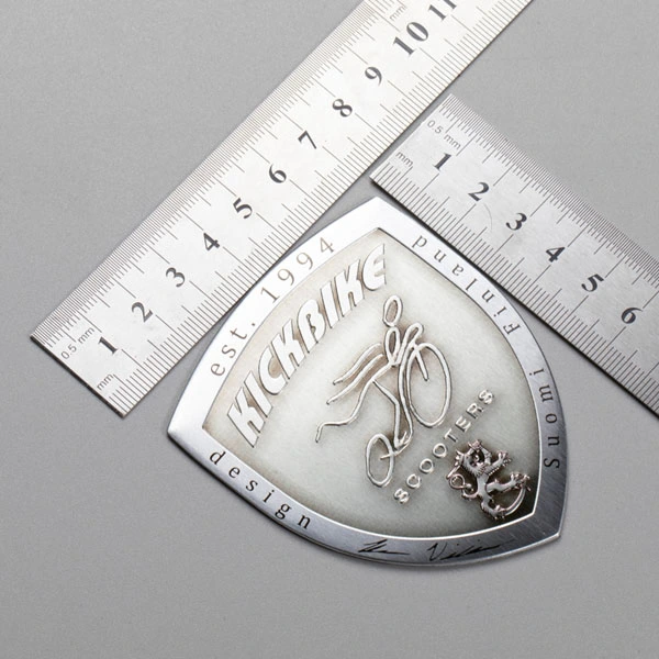 Namensschild aus Metall und Aluminium