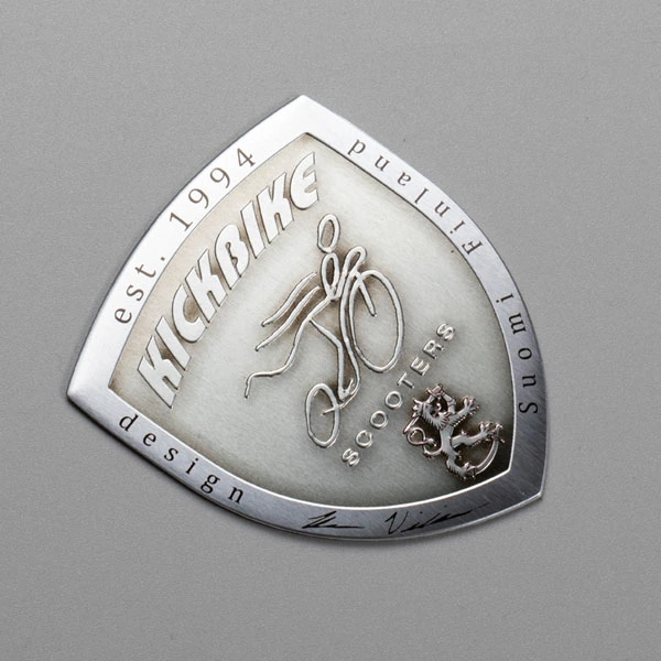 Namensschild aus Metall und Aluminium