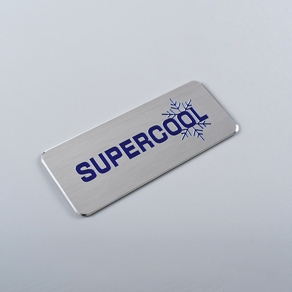 Namensschild aus eloxiertem Aluminium