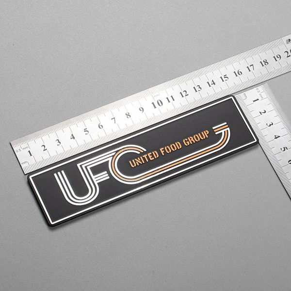 Logo-Namensschild aus Metall