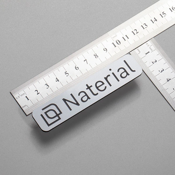 Logo-Plakette aus Metall