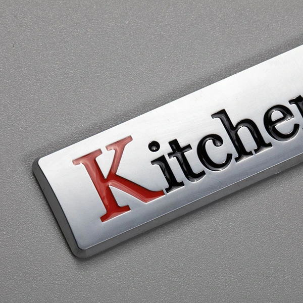 Hersteller kundenspezifischer Buchstaben-Emblem-Aufkleber aus ABS-Kunststoff Spezialisierte dekorative Embleme für Kühlschränke