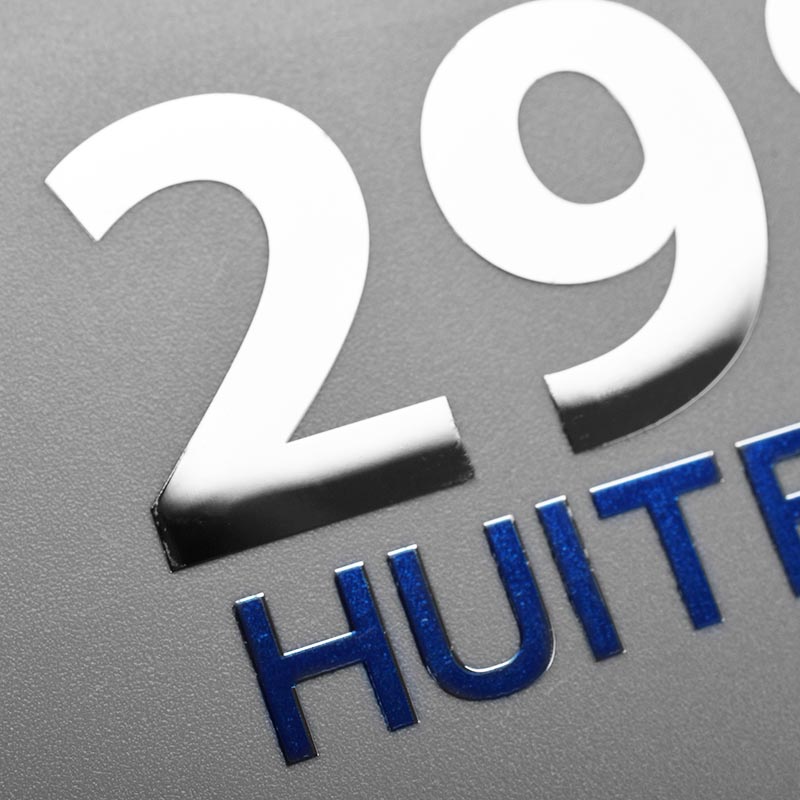 Logo-Aufkleber aus Metall