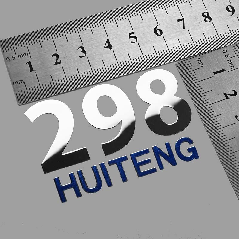 Logo-Aufkleber aus Metall