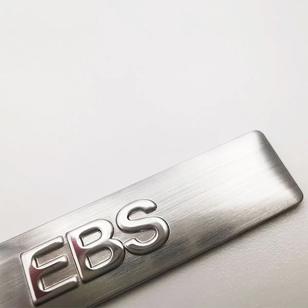 Namensschild aus Metall, Logo aus Aluminium