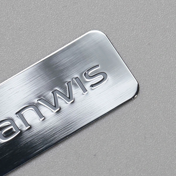 Etiketten mit metallischen Buchstaben