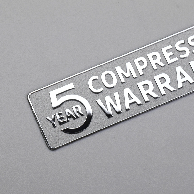 Metall-Galvanik-Label-Chrom-Logo mit Texturhintergrund