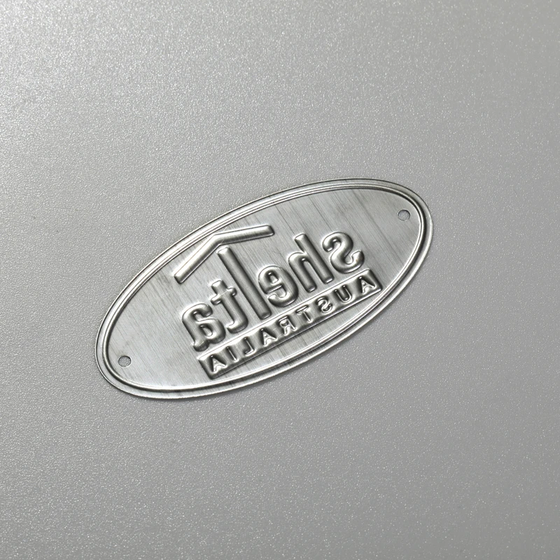 Benutzerdefiniertes Namensschild aus Edelstahl, Aluminium und Messing-Logo
