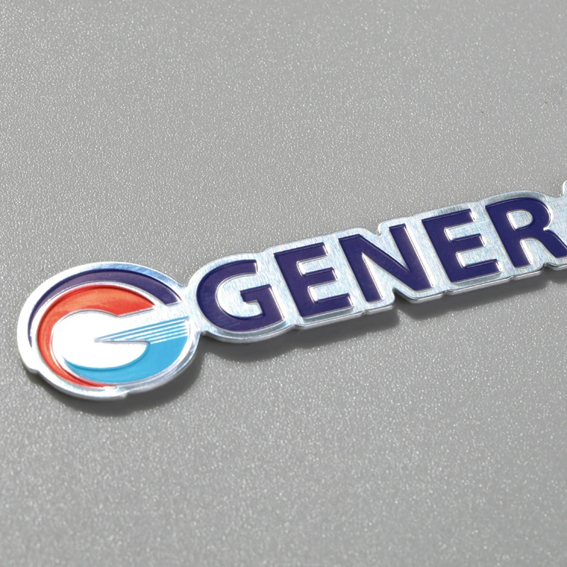 Namensschild mit geprägtem Logo aus Aluminium für den Kühlschrank